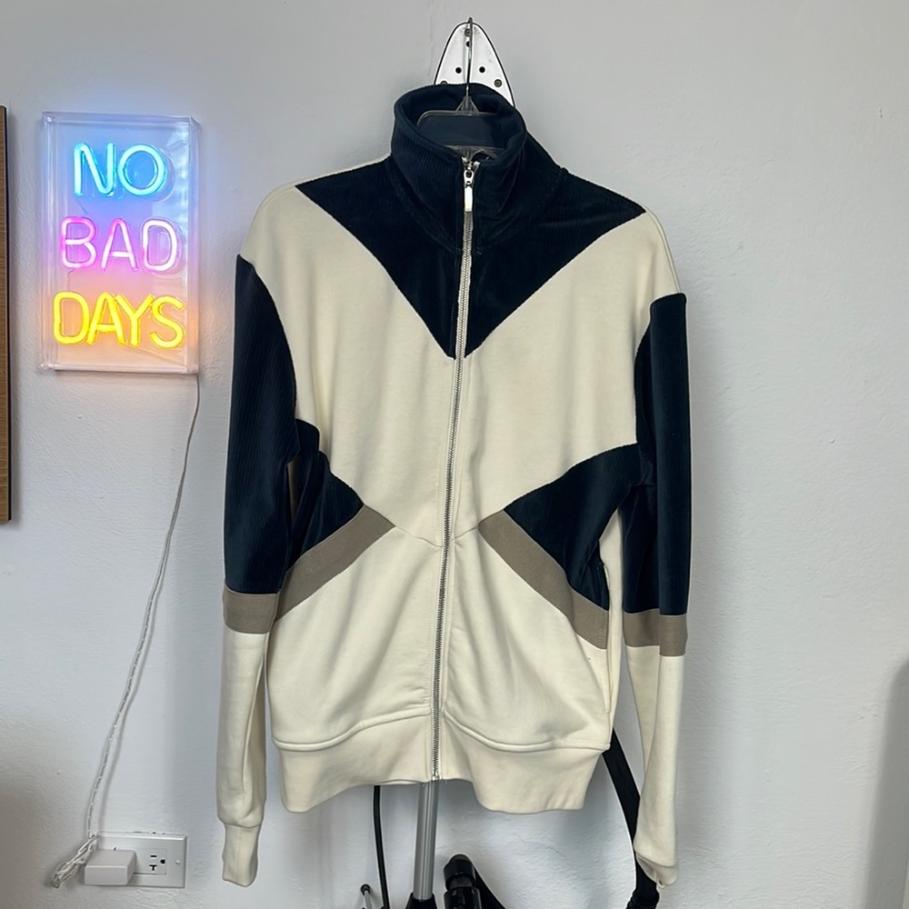 selling this Zara sweater. Was only used once for a photoshoot, excellent.